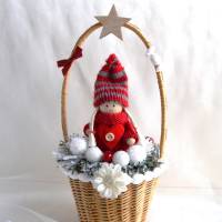 Weihnachtspüppchen rot-weiß im Korb (mittel) mit Deko Bild 5