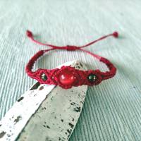 zierliches Makramee Armband in rot mit einer roten Glasperle und kleinen Metallperlen in bronze Bild 1