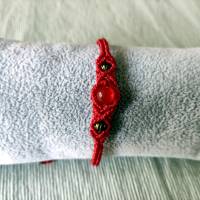 zierliches Makramee Armband in rot mit einer roten Glasperle und kleinen Metallperlen in bronze Bild 2