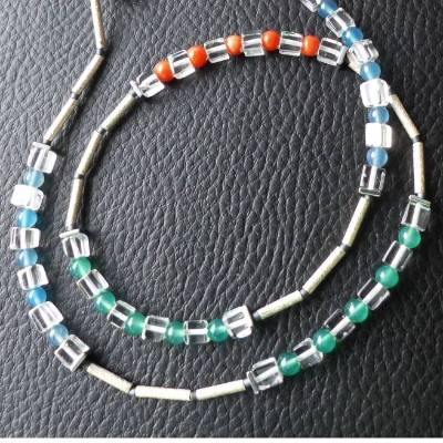 Zarte Edelsteinkette: Blauachat, Grünachat, Koralle & Bergkristall mit Silber – Handgemacht & Magnetverschluss