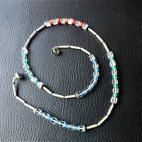 zarte minimalistische Kette mit buntem Edelsteinmix, blau, grün, rot, & Silber schimmert der handgefertigte Halsschmuck Bild 2