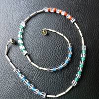 zarte minimalistische Kette mit buntem Edelsteinmix, blau, grün, rot, & Silber schimmert der handgefertigte Halsschmuck Bild 3