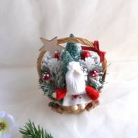 Weihnachtspüppchen rot-weiß im Korb (klein) mit Deko Bild 2