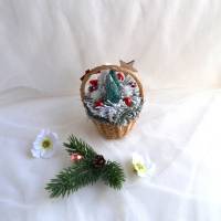 Weihnachtspüppchen rot-weiß im Korb (klein) mit Deko Bild 3