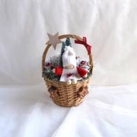 Weihnachtspüppchen rot-weiß im Korb (klein) mit Deko Bild 4
