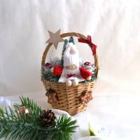 Weihnachtspüppchen rot-weiß im Korb (klein) mit Deko Bild 5