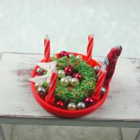 Roter  Teller mit Kerzenhalter  aus Kunststoff mit echten roten Kerzen Bild 8