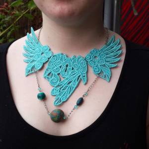 Halskette aus Lace-Stickerei und Perlen, Handmade, Unikat Bild 5