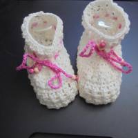 Babyschuhe gehäkelt/handgefertigt aus weichem Garn ca 0-3 Monate in weiss mit rosa Häkelkordel mit Holzperlen Bild 1