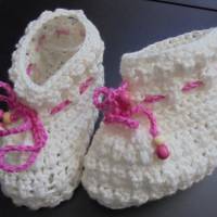 Babyschuhe gehäkelt/handgefertigt aus weichem Garn ca 0-3 Monate in weiss mit rosa Häkelkordel mit Holzperlen Bild 2