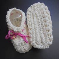 Babyschuhe gehäkelt/handgefertigt aus weichem Garn ca 0-3 Monate in weiss mit rosa Häkelkordel mit Holzperlen Bild 3