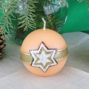 Orangene Weihnachtskerze mit waagerechtem Wachsband und Stern aus mehreren Wachslagen Bild 1
