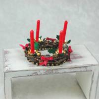 Adventskranz aus Holz mit echten roten Kerzen im Kerzenhalter, gold, rot gehaltene Dekoration Bild 1