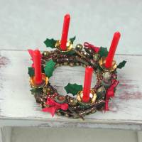 Adventskranz aus Holz mit echten roten Kerzen im Kerzenhalter, gold, rot gehaltene Dekoration Bild 2