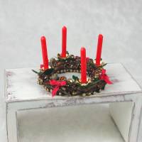 Adventskranz aus Holz mit echten roten Kerzen im Kerzenhalter, gold, rot gehaltene Dekoration Bild 3