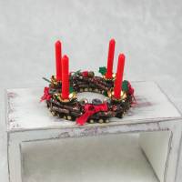 Adventskranz aus Holz mit echten roten Kerzen im Kerzenhalter, gold, rot gehaltene Dekoration Bild 4