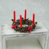 Adventskranz aus Holz mit echten roten Kerzen im Kerzenhalter, gold, rot gehaltene Dekoration Bild 5