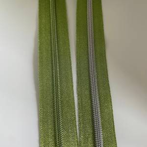 Reißverschluss „Green Sparkle“, silber, breit / Endlosreißverschluss mit metallisierter Kunststoffraupe / Mete Bild 5