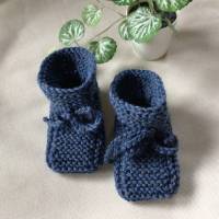 Handgestrickte warme Babyschuhe 9 cm lang, Geschenk zur Geburt, blaue Schuhe für Neugeborene, Wollschühchen Baby Bild 1