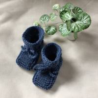 Handgestrickte warme Babyschuhe 9 cm lang, Geschenk zur Geburt, blaue Schuhe für Neugeborene, Wollschühchen Baby Bild 2