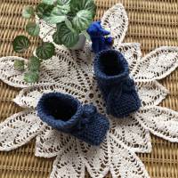 Handgestrickte warme Babyschuhe 9 cm lang, Geschenk zur Geburt, blaue Schuhe für Neugeborene, Wollschühchen Baby Bild 3