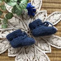 Handgestrickte warme Babyschuhe 9 cm lang, Geschenk zur Geburt, blaue Schuhe für Neugeborene, Wollschühchen Baby Bild 4