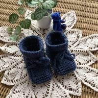 Handgestrickte warme Babyschuhe 9 cm lang, Geschenk zur Geburt, blaue Schuhe für Neugeborene, Wollschühchen Baby Bild 5