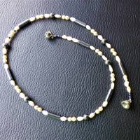Federleichtes schwarz weiß Perlcollier mit metallic schwarz schimmerndem Blutstein und natürlichen Biwa Perlen Bild 1