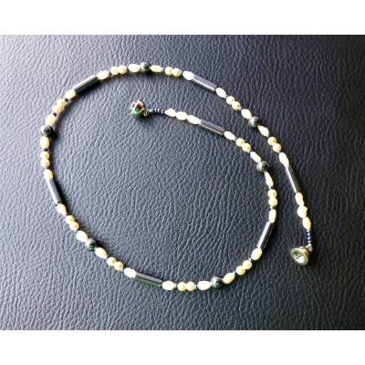 Federleichtes schwarz weiß Perlcollier mit metallic schwarz schimmerndem Blutstein und natürlichen Biwa Perlen