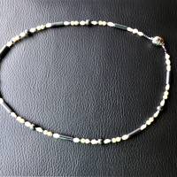 Federleichtes schwarz weiß Perlcollier mit metallic schwarz schimmerndem Blutstein und natürlichen Biwa Perlen Bild 2