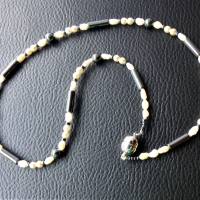 Federleichtes schwarz weiß Perlcollier mit metallic schwarz schimmerndem Blutstein und natürlichen Biwa Perlen Bild 3