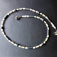 Federleichtes schwarz weiß Perlcollier mit metallic schwarz schimmerndem Blutstein und natürlichen Biwa Perlen Bild 5