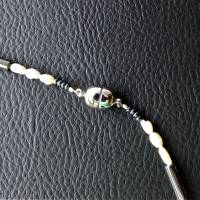 Federleichtes schwarz weiß Perlcollier mit metallic schwarz schimmerndem Blutstein und natürlichen Biwa Perlen Bild 6