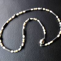 Federleichtes schwarz weiß Perlcollier mit metallic schwarz schimmerndem Blutstein und natürlichen Biwa Perlen Bild 7