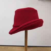 Genähter Hut aus Walkwolle mit Pünktchenmuster Bild 1