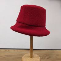 Genähter Hut aus Walkwolle mit Pünktchenmuster Bild 2