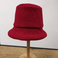 Genähter Hut aus Walkwolle mit Pünktchenmuster Bild 4