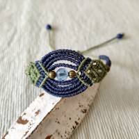 bezauberndes Makramee Armband in blau mit grünen Elementen sowie Schmuckperlen in hellblau und bronze Bild 1