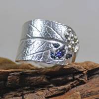 Salbeiblatt-Ring aus 999 Feinsilber mit blauen Mineraliensplittern - Größe 54 - handgemacht Bild 1