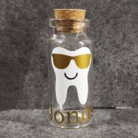 Zahnglas für Milchzähne Individualisiert mit Namen und Zahnmotiv Bild 1
