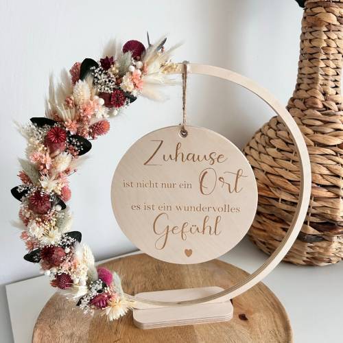 Personalisierte Holzscheibe mit Gravur und Trockenblumen - Ein einzigartiges Geschenk für jeden Anlass