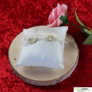 Champagnerfarbenes Taft-Ringkissen mit Klöppelspitze und Satinbändern - Romantisches Highlight für Ihre Hochzeit Bild 2