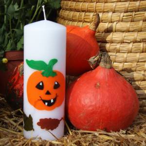 Handgefertigte Kerze 'Herbstzauber' mit detailreichem orangem Kürbis - Exquisite, personalisierbare Herbstdeko Bild 1