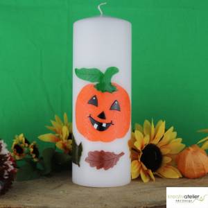 Handgefertigte Kerze 'Herbstzauber' mit detailreichem orangem Kürbis - Exquisite, personalisierbare Herbstdeko Bild 4