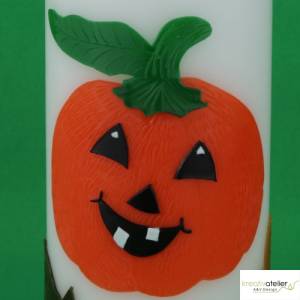 Handgefertigte Kerze 'Herbstzauber' mit detailreichem orangem Kürbis - Exquisite, personalisierbare Herbstdeko Bild 5