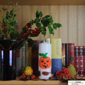 Handgefertigte Kerze 'Herbstzauber' mit detailreichem orangem Kürbis - Exquisite, personalisierbare Herbstdeko Bild 8
