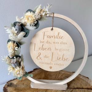 Holzscheibe im Ring mit Trockenblumen und Gravur: Familie ist da, wo das Leben beginnt und die Liebe niemals endet Bild 2