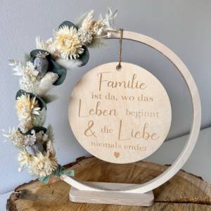 Holzscheibe im Ring mit Trockenblumen und Gravur: Familie ist da, wo das Leben beginnt und die Liebe niemals endet Bild 3