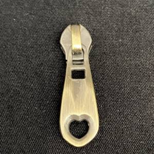 Zipper Heart, schmal, bronze / Schieber für schmale Reißverschlüsse mit Kunststoffraupe / Anhänger / Puller Bild 1