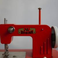 Vintage Kindernähmaschine aus den 60er Jahren.Marke "Regina"in orange.  Mit Handkurbel und Ein-Aus Schalter.  Di Bild 2